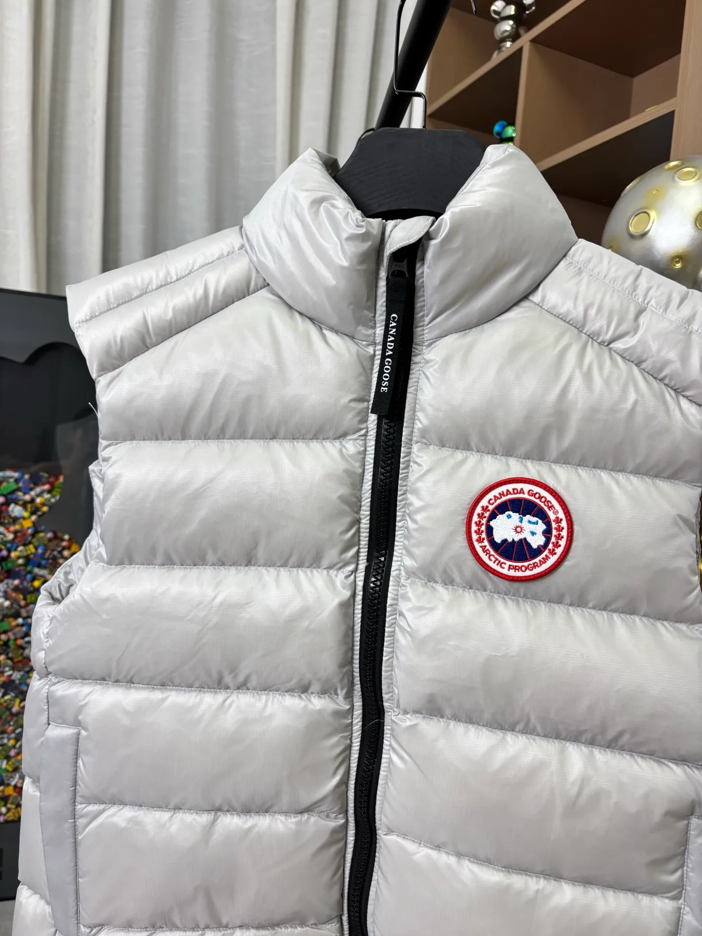 P570 Style number: DC221# [Canada Goose] CROFTON Canada Goose series lightweight 90 down vest R water-repellent treatment Winall windproof fabric 90 white duck down 700 down filling Original mold opening 1:1 Detailed production The upper body effect is stunning The highest version on the market Six sizes~ Color: Black Silver Size: XS-XXL [Picture 9️⃣ Size chart]